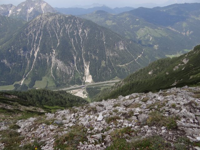 onzelaatstewandelinghiersamenbenedendesnelwegnaarsalzburg.jpg